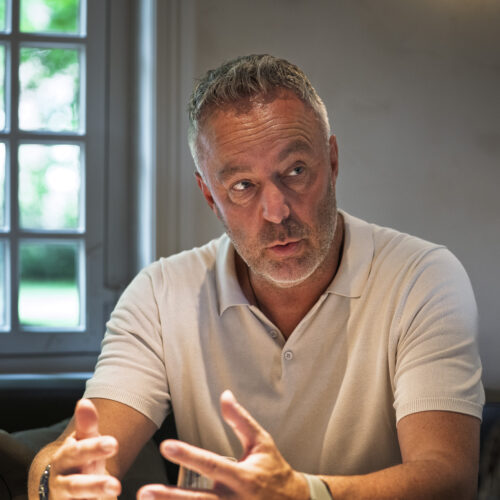 Praat niet over elkaar maar met elkaar