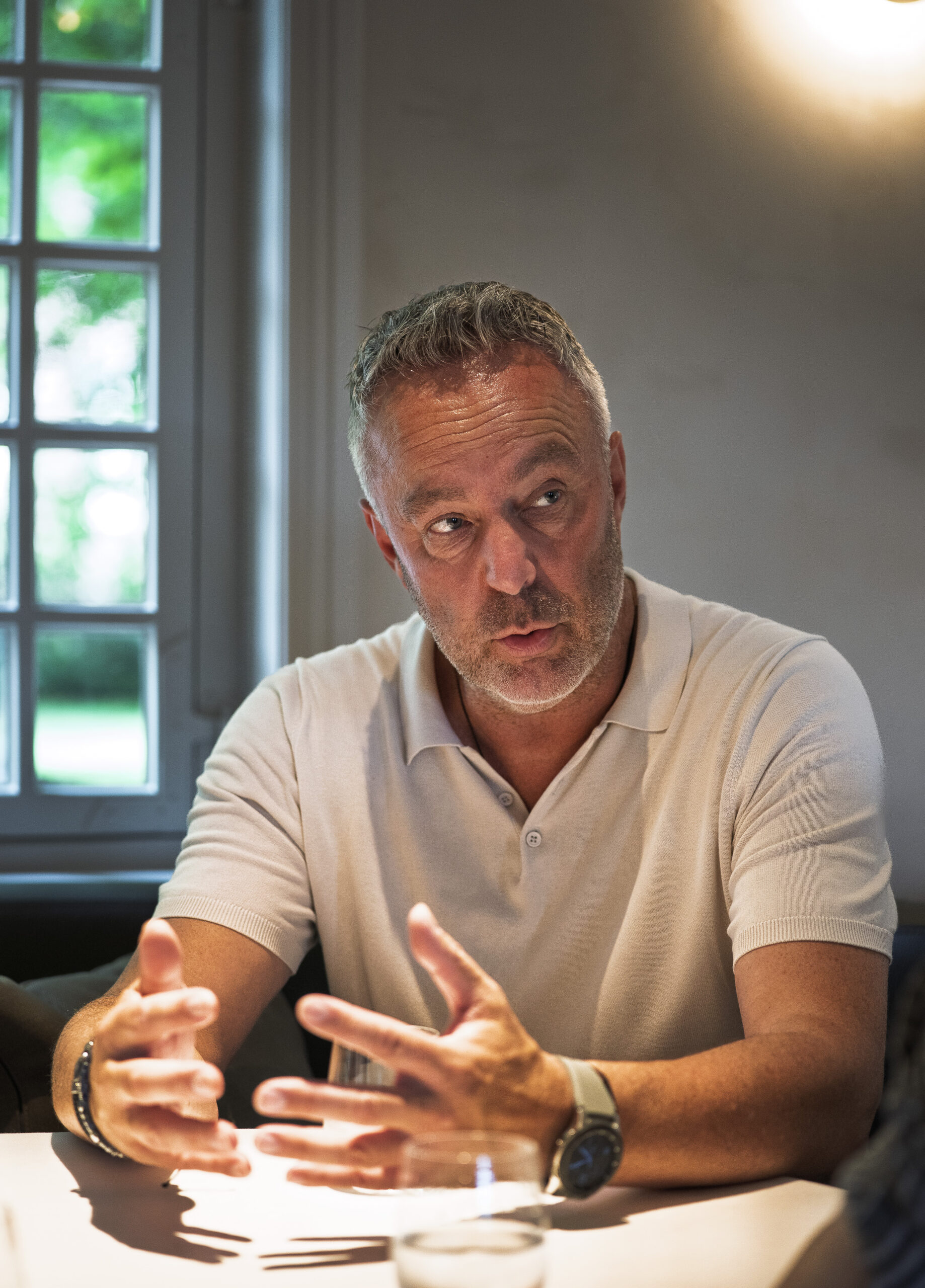 Praat niet over elkaar maar met elkaar